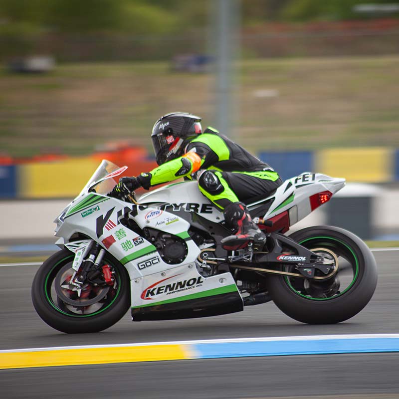 Kingtyre K01 rain tire fitted on a motorcycle racing on a wet track.