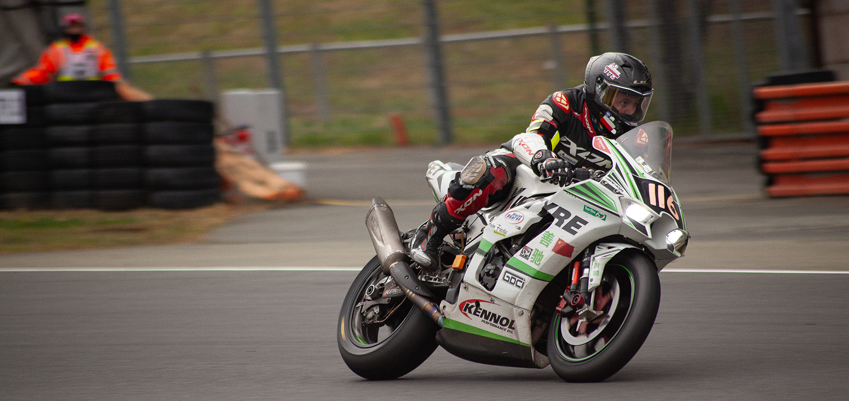 Neumático Kingtyre K00 slick en uso durante una carrera de motos en pista de asfalto