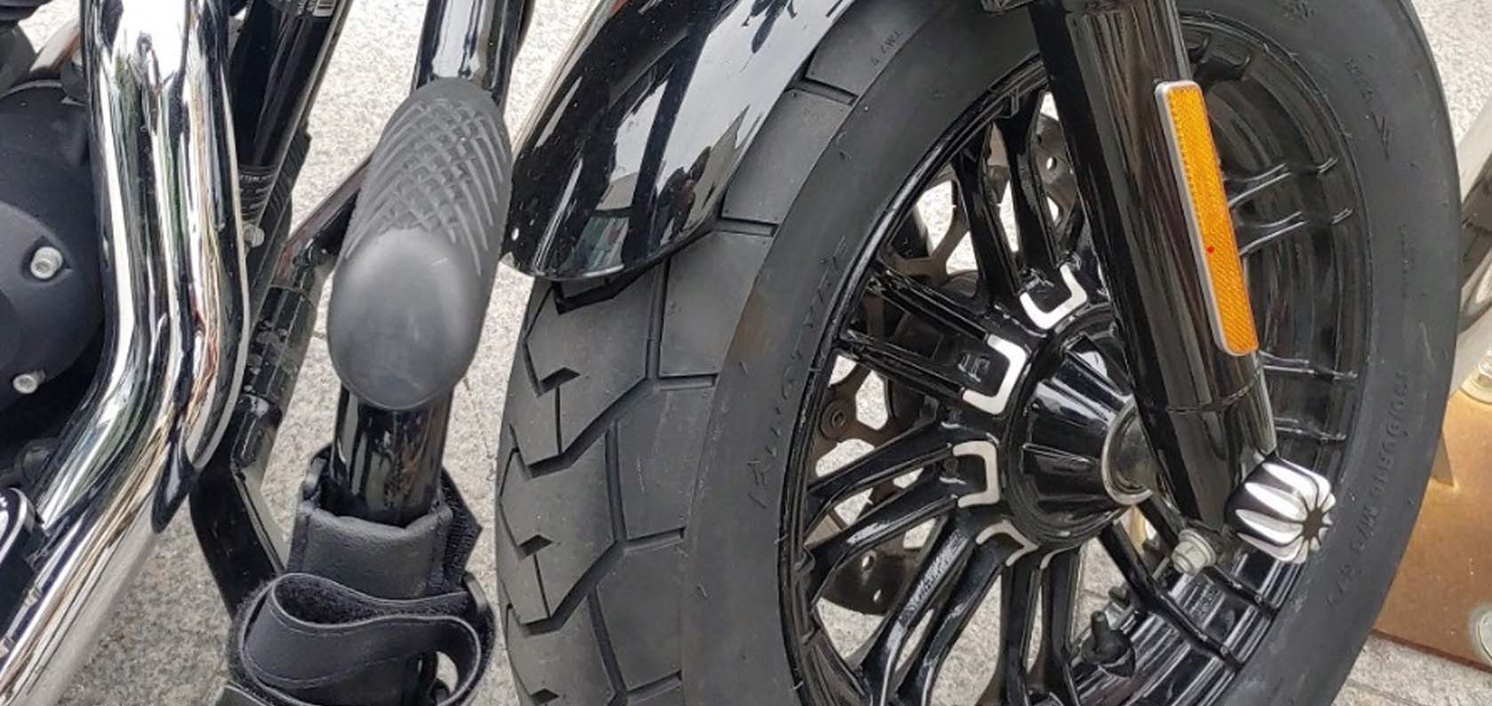 K70バガー・バイク用タイヤを生産するキングタイヤ工場