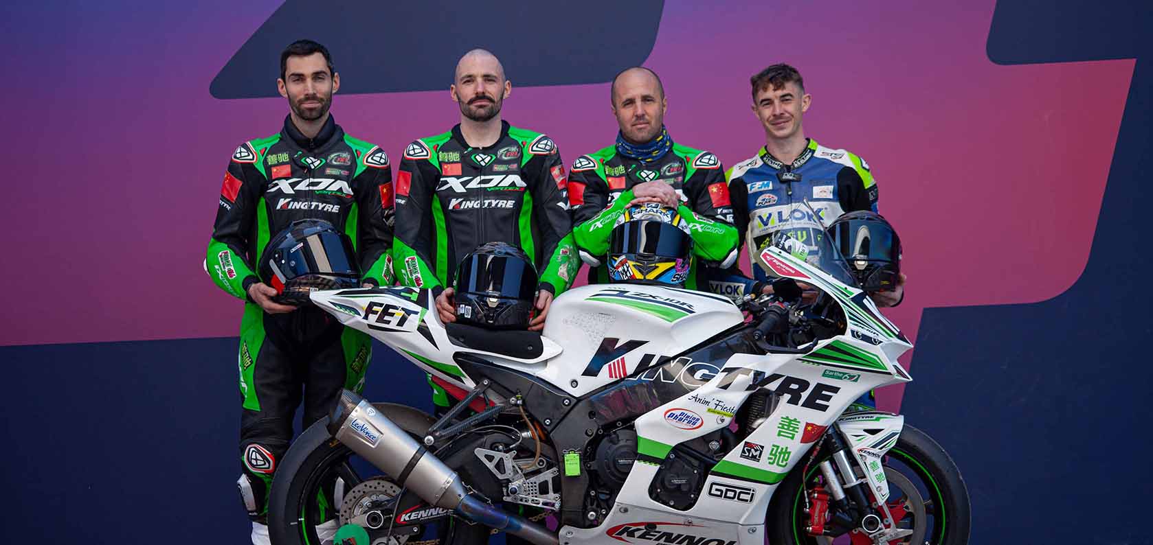 Команда Kingtyre Full Gas Racing Team на стартовой линии 24-часовой гонки на выносливость 2025 года в Ле-Мане.