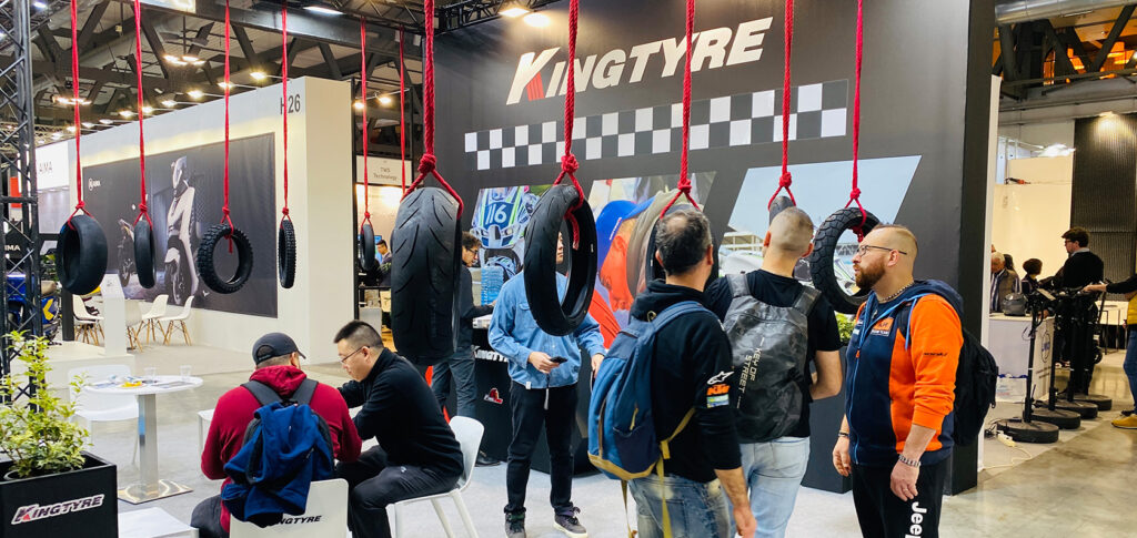 Выставочный стенд Kingtyre на миланской выставке EICMA 2024, демонстрирующий новые модели шин для мотоциклов