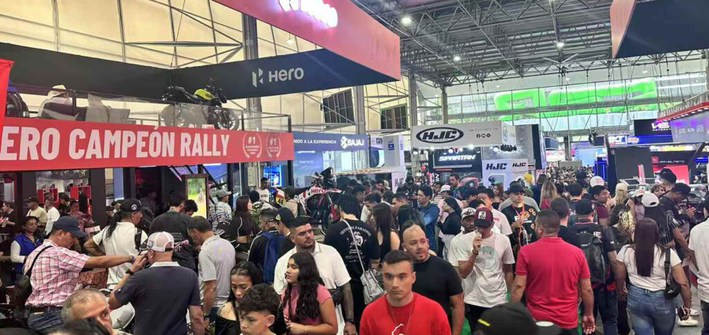 I visitatori provano la tecnologia dei pneumatici Kingtyre allo stand di Colombia F2R 2026