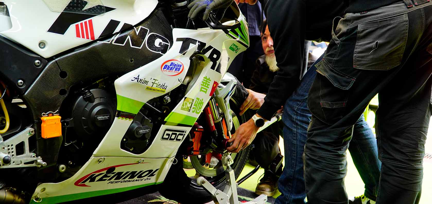 A equipa das boxes da Kingtyre efectua uma mudança de pneus durante a corrida de 24 horas.